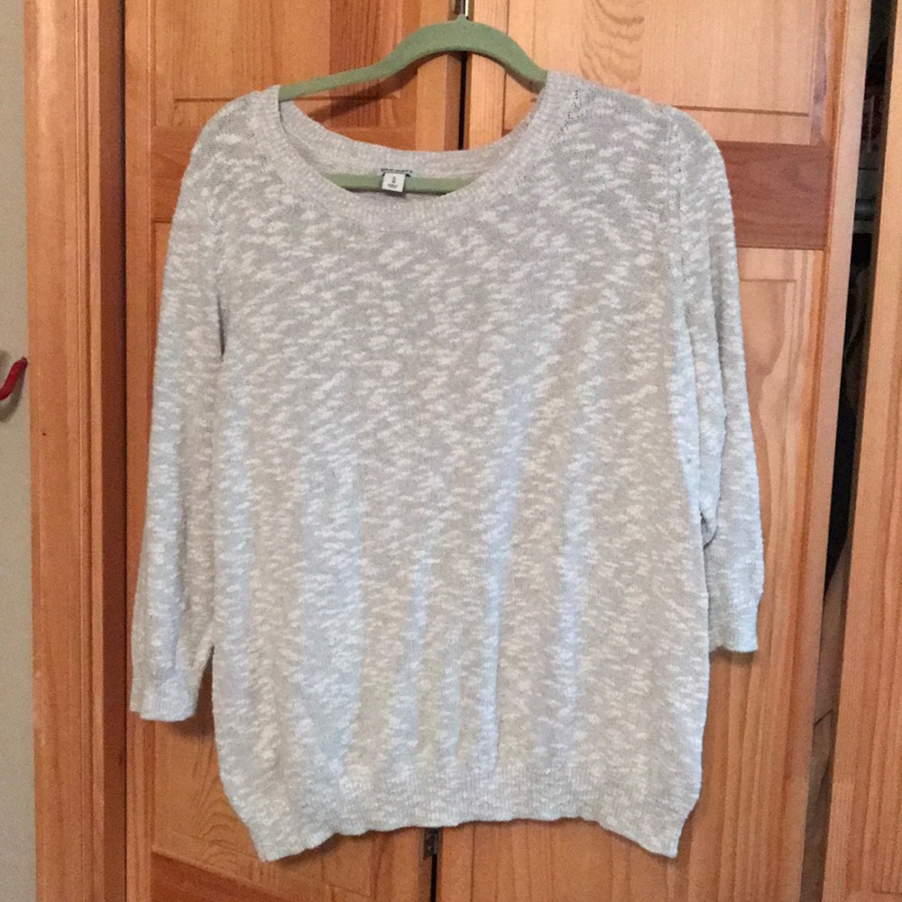 Gray Crew Neck Sweater. 3/4 Sleeves.